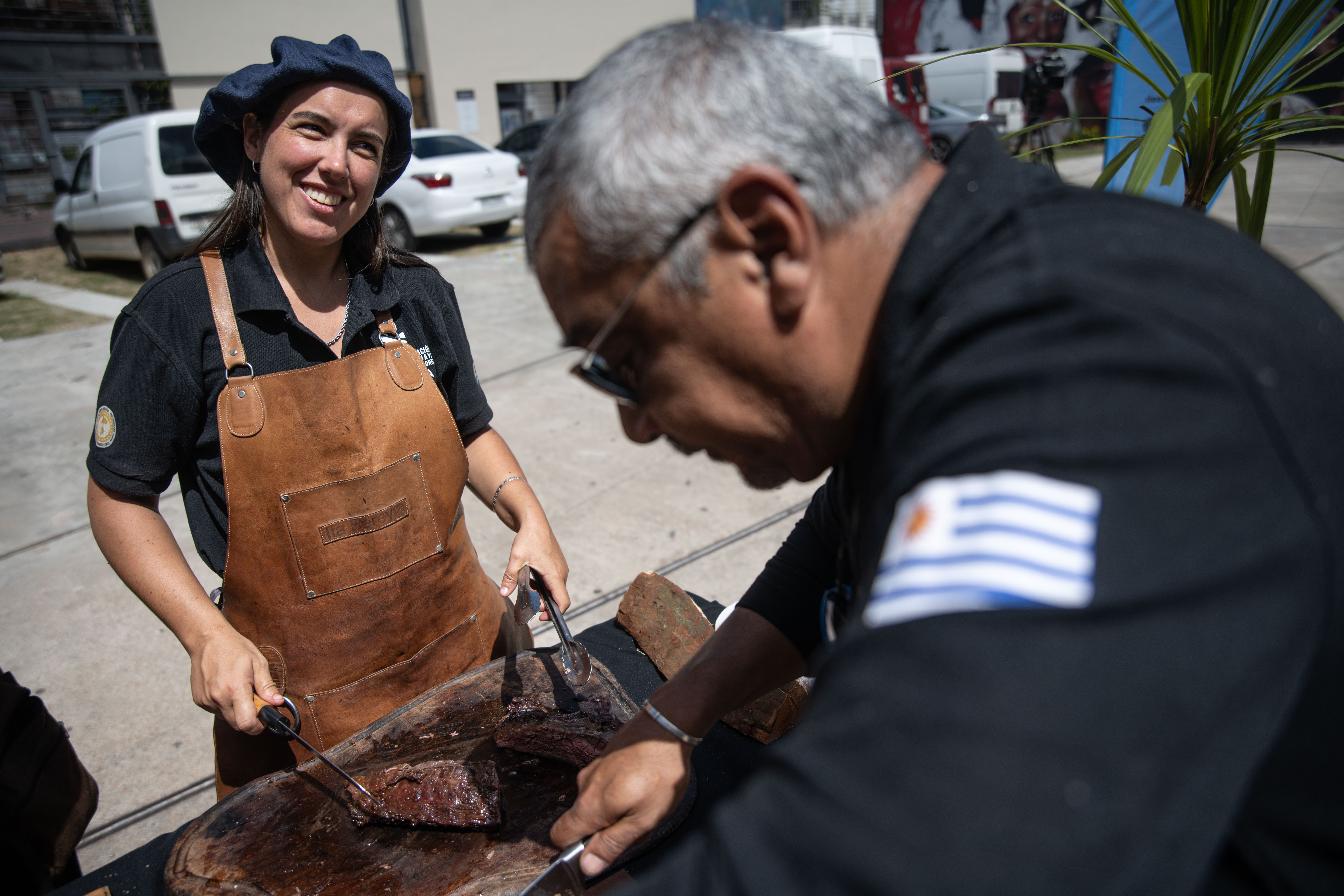 AME5645. MONTEVIDEO (URUGUAY), 05/03/2024.- Una mujer corta una carne asada durante el lanzamiento del Mundial de Asadores este martes, en Montevideo (Uruguay). Con la participación de 40 equipos de 12 países de América y de naciones de Europa y Asia, Uruguay acogerá en septiembre la segunda edición del Mundial de Asadores, una competencia que gira en torno a la tradición de asar carnes a la parrilla y que busca ser "una fiesta". Así lo destacaron hoy los organizadores y las autoridades de las instituciones uruguayas que apoyan el evento, que tendrá lugar en el recientemente renovado Mercado Modelo de Montevideo del 19 al 22 de septiembre. EFE/ Mara Quintero