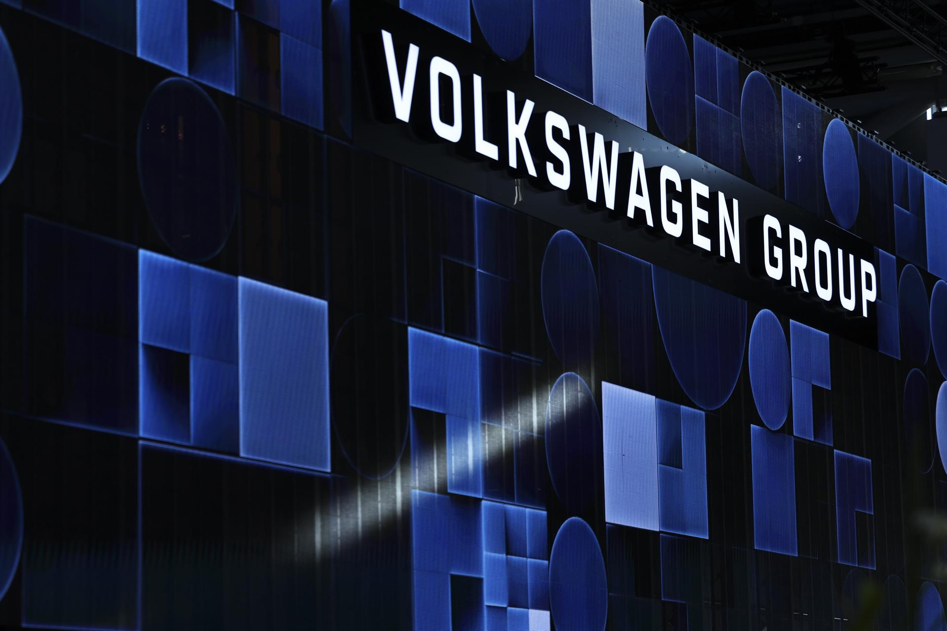 MUNICH (Germany), 08/09/2025.- Visitors arrive at the Volkswagen Group press conference at the International Motor Show Germany IAA Mobility 2025 in Munich, Germany, 08 September 2025. The IAA Mobility 2025 takes place in Munich from 09 to 14 September 2025, featuring numerous world premieres, and a special focus on electric mobility and digitization. (Alemania) EFE/EPA/ANNA SZILAGYI