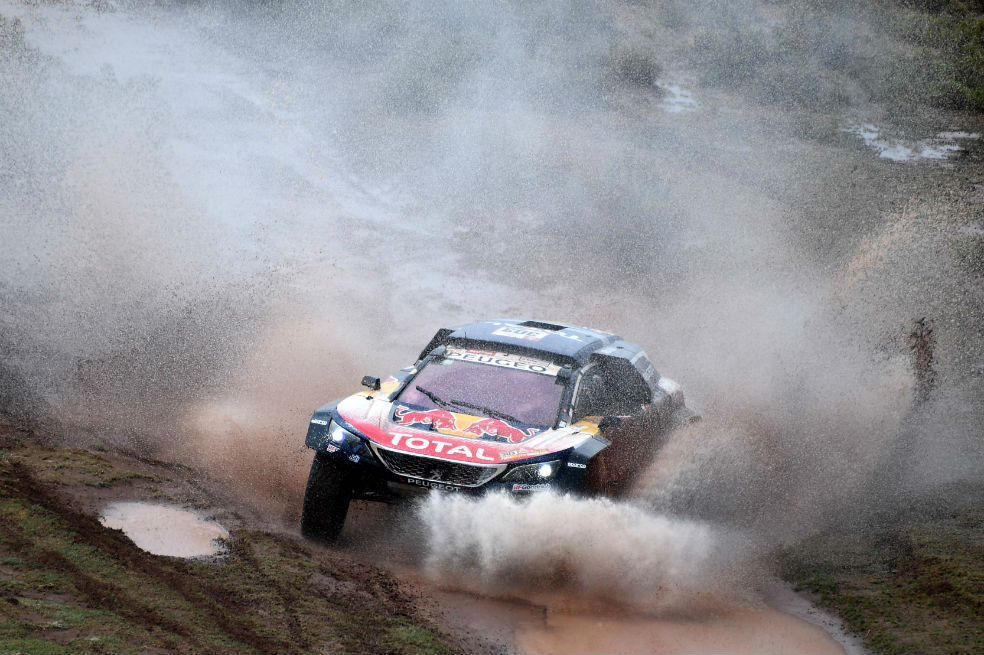 Sainz acaricia un Dakar en el que Benavides no se rinde