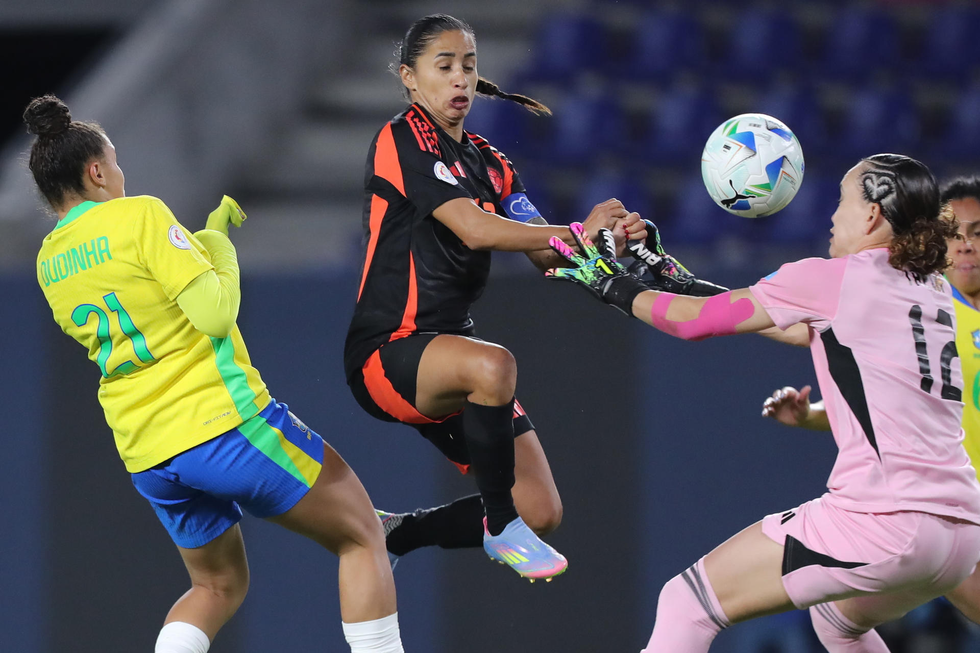 AMDEP9133. QUITO (ECUADOR), 25/07/2025.- Dudinha (i) de Brasil disputa el balón con Carolina Arias (c) y Katherine Tapia de Colombia este viernes, en un partido de la fase de grupos de la Copa América Femenina entre Brasil y Colombia en el estadio Banco Guayaquil en Quito (Ecuador). EFE/ José Jácome
