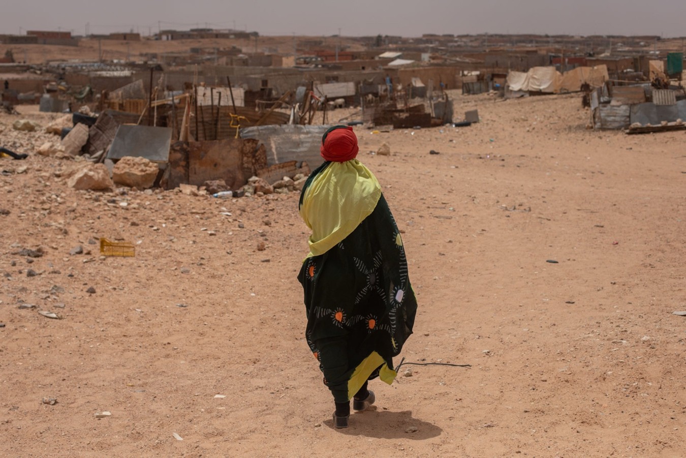 A diferencia de muchos contextos árabes o musulmanes, el papel de la mujer saharaui se caracteriza por una mayor autonomía y liderazgo público. Campamentos de refugiados saharauis, Tinduf, Argelia.