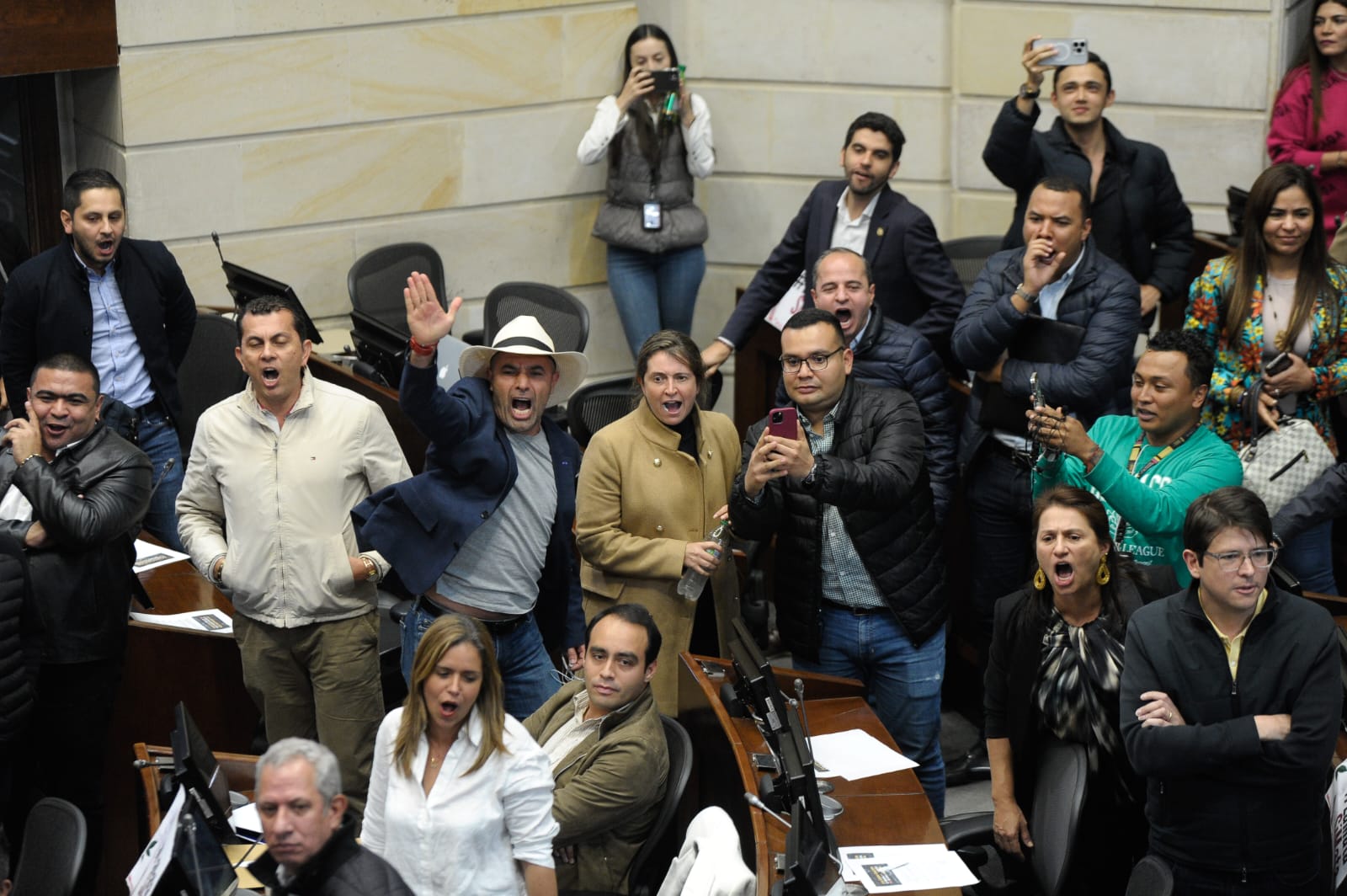La oposición alegando que el Gobierno diluyó el quórum para que no se hundiera el texto.