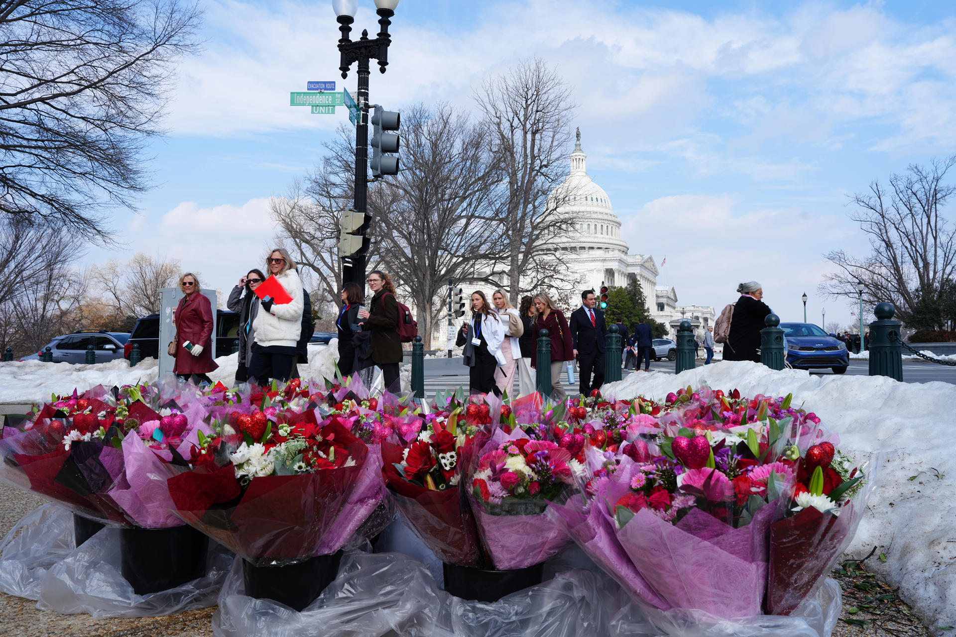 Embajada de Colombia responde a polémica por flores enviadas a congresistas estadounidenses
