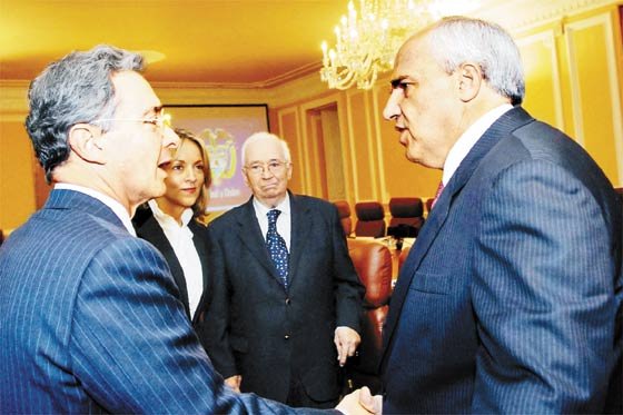 Samper comparó situación judicial de ministros de Santos y Uribe