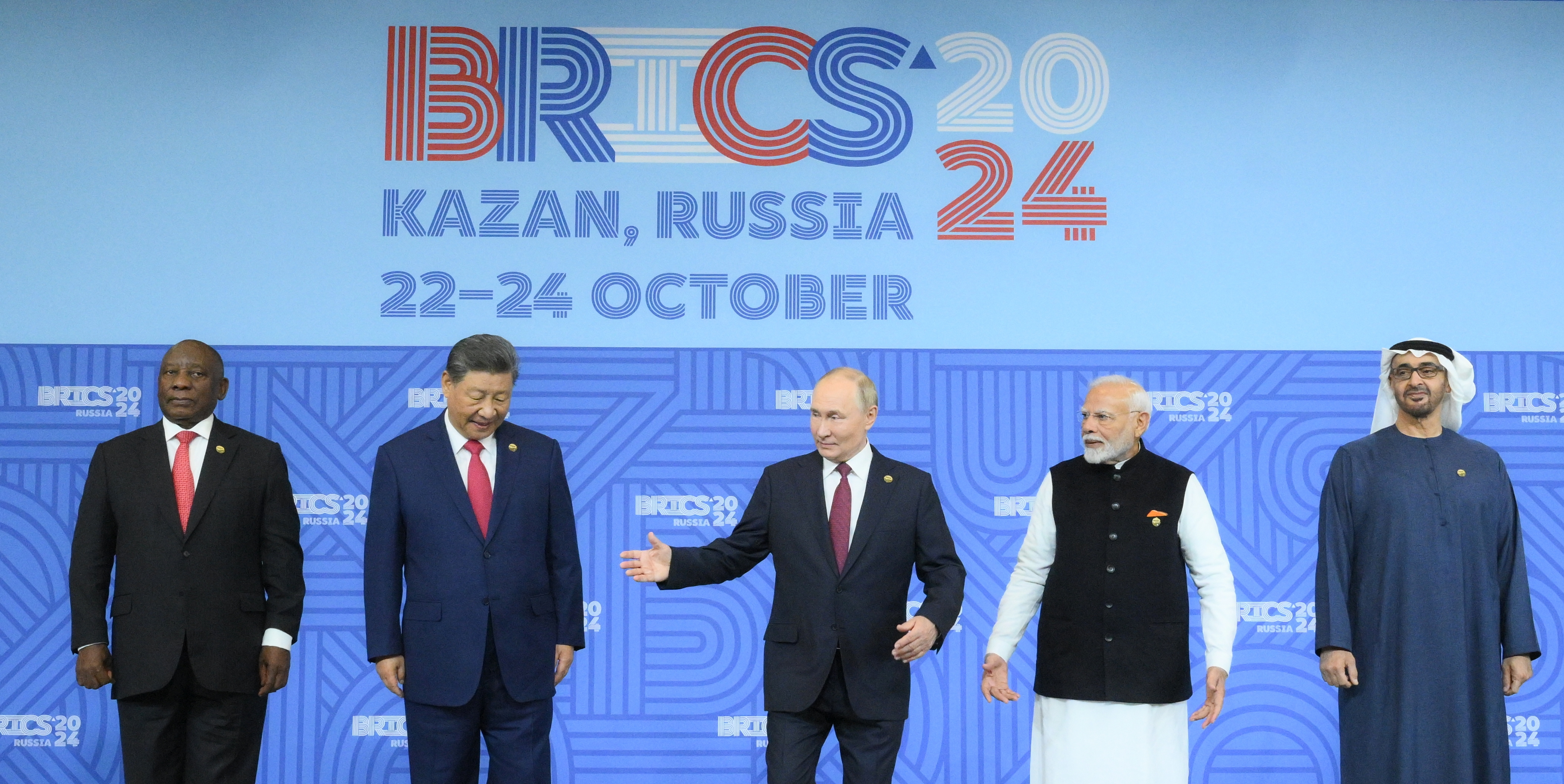 Kazan (Russian Federation), 22/10/2024.- A handout photo made available by photo host brics-russia2024.ru shows (L-R) Chinese President Xi Jinping, Russian President Vladimir Putin, Indian Prime Minister Narendra Modi, the United Arab Emirates' President Sheikh Mohamed bin Zayed Al Nahyan pose during family photo before a plenary session of the BRICS 2024 Summit in Kazan, Russia, 23 October 2024. The BRICS summit takes place from 22 to 24 October. (Rusia, Emiratos Árabes Unidos) EFE/EPA/SERGEY BOBYLEV / BRICS-RUSSIA2024.RU HANDOUT HANDOUT EDITORIAL USE ONLY/NO SALES
