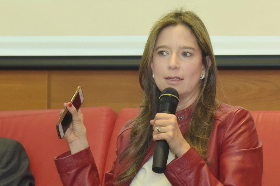 Menores de 14 años no deberían tener smartphones: ICBF