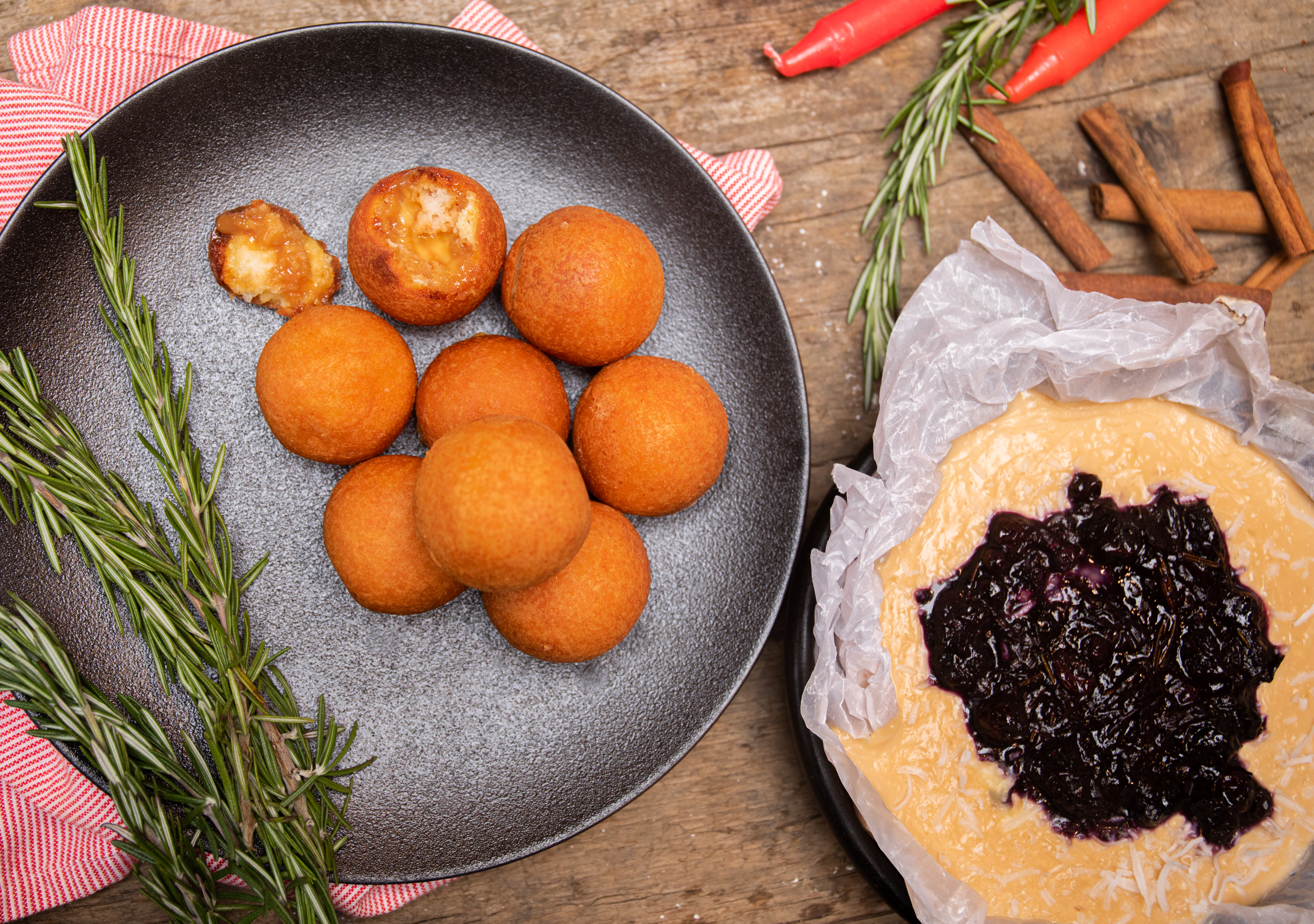 Buñuelos rellenos de arequipe y queso mozzarella