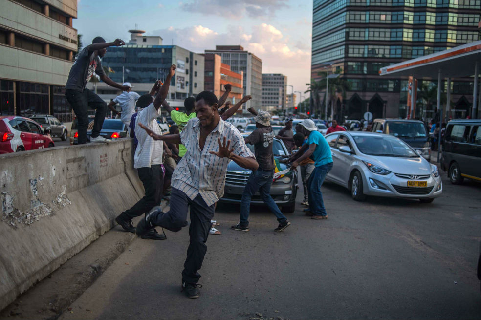 Zimbabue: bailes y cantos para celebrar la salida de Mugabe