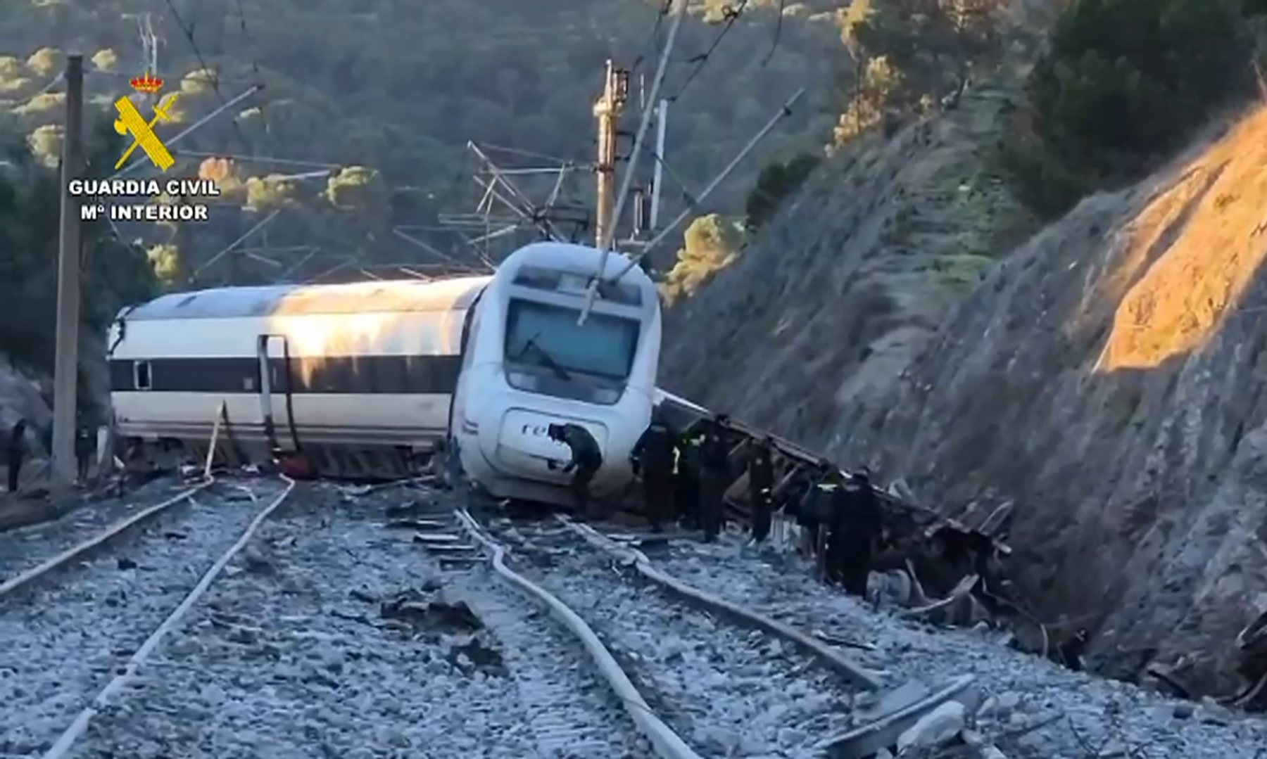 Lo que sabemos del accidente de tren en España: al menos 39 muertes y dudas sobre la causa