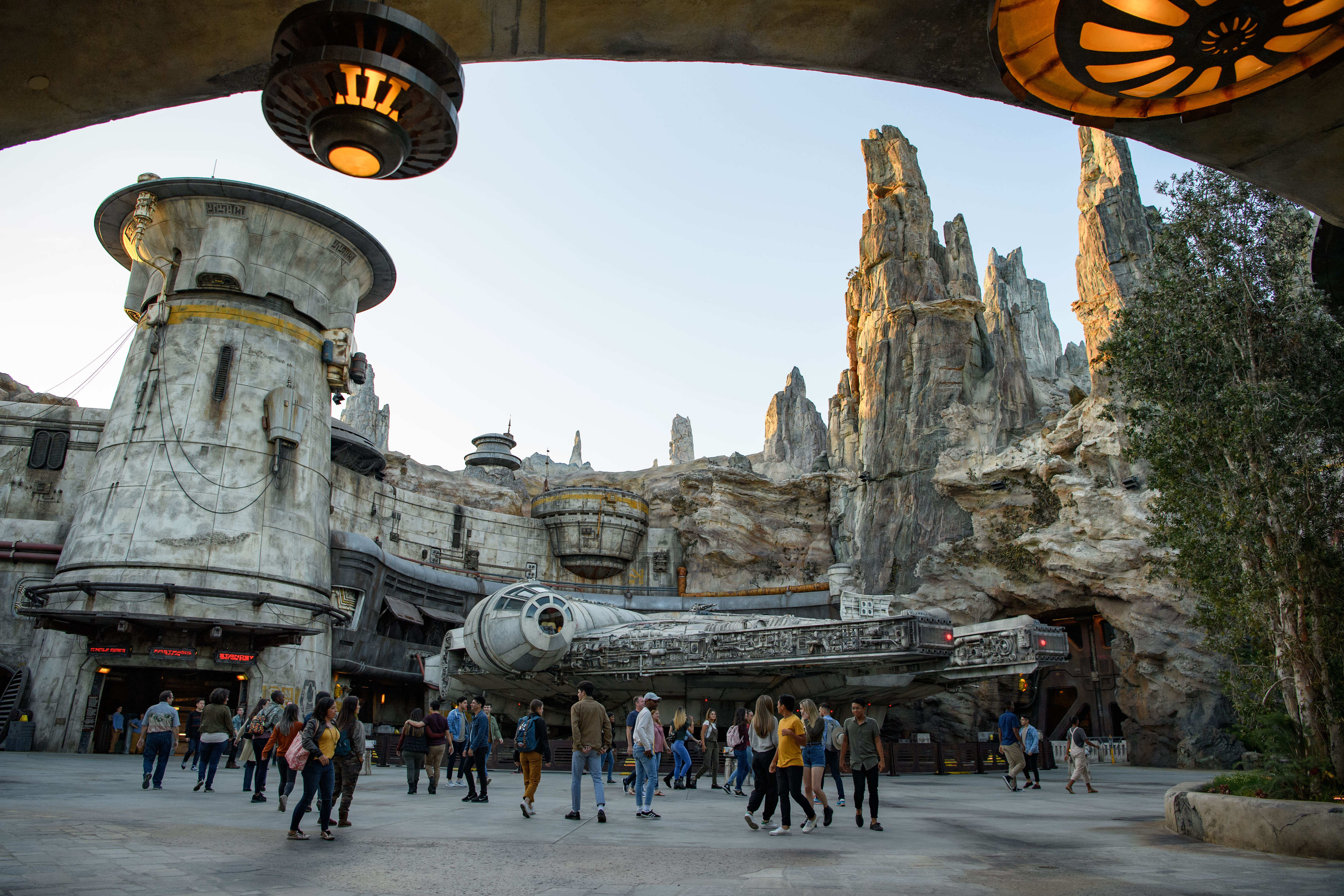 Star Wars: Galaxy’s Edge invita a los visitantes a adentrarse en el planeta Batuu y explorar Black Spire Outpost, un asentamiento inspirado en la saga galáctica. La experiencia incluye dos de las atracciones más exitosas de Disney: Millennium Falcon: Smugglers Run, que permite pilotar la nave más famosa de la galaxia, y Star Wars: Rise of the Resistance, considerada una de las experiencias inmersivas más avanzadas de los parques temáticos.