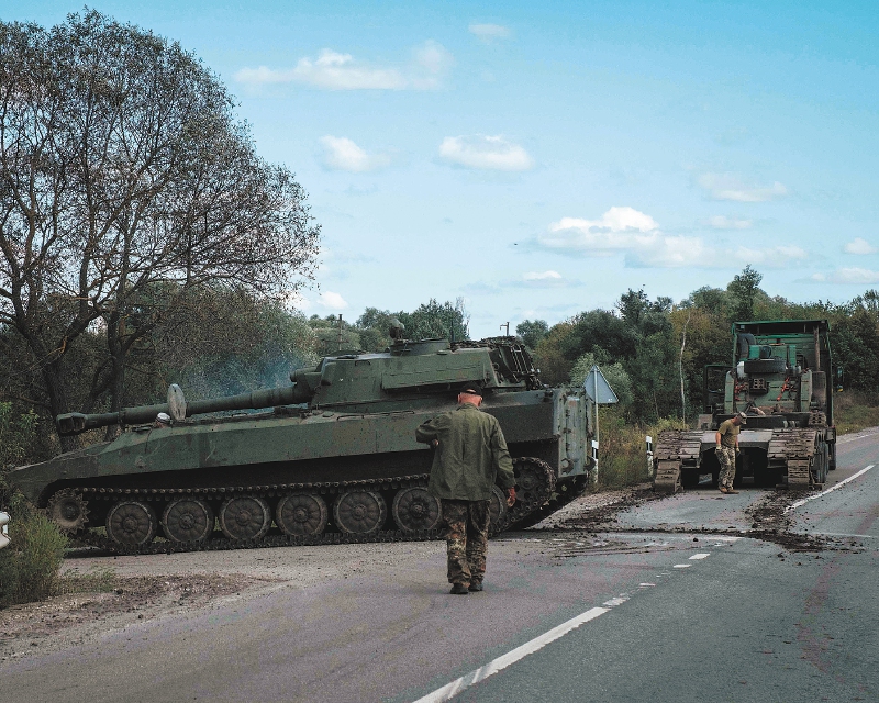 Soldado ucraniano frente a  un tanque de remolque cerca de Kytsivka, región de Kharkiv, el 21 de septiembre. 