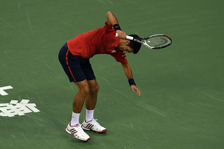 Novak Djokovic destroza su raqueta tras perder el primer set. Foto: AFP