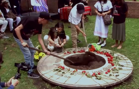 Foto tomada del video del CNMH en  la conmemoración del Día Nacional de Víctimas y los 75 años del magnicidio de Gaitán.  En la imagen se ve a María Gaitán junto con "nietos y bisnietos" de Jorge Eliécer Gaitán sembrando un rosal en el lugar donde reposan los restos del caudillo.