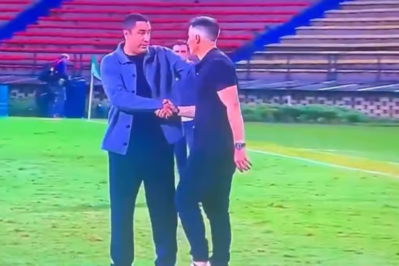 El duro apretón de manos Juárez-Peirano tras empate de Nacional vs. Santa Fe