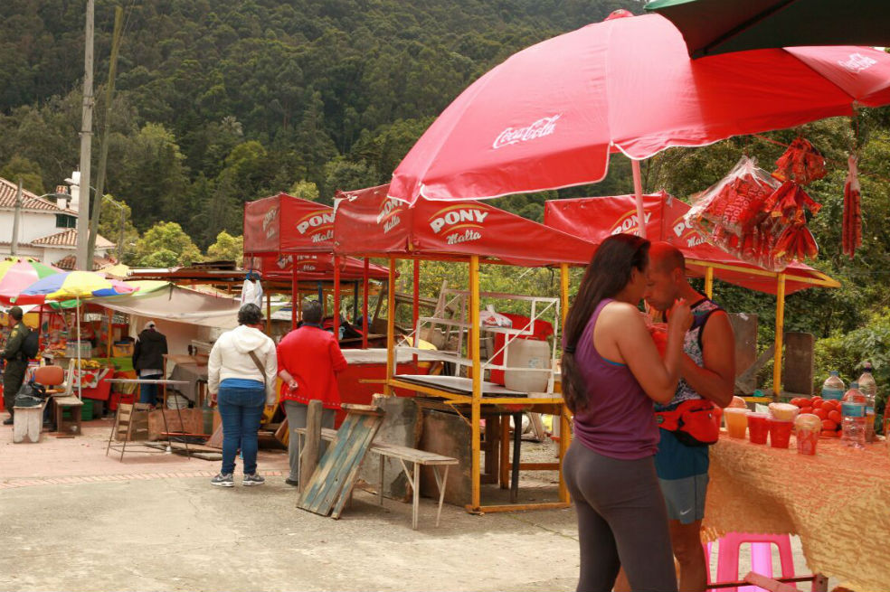 Retiran 70 casetas que invadían espacio público en Santuario de Monserrate