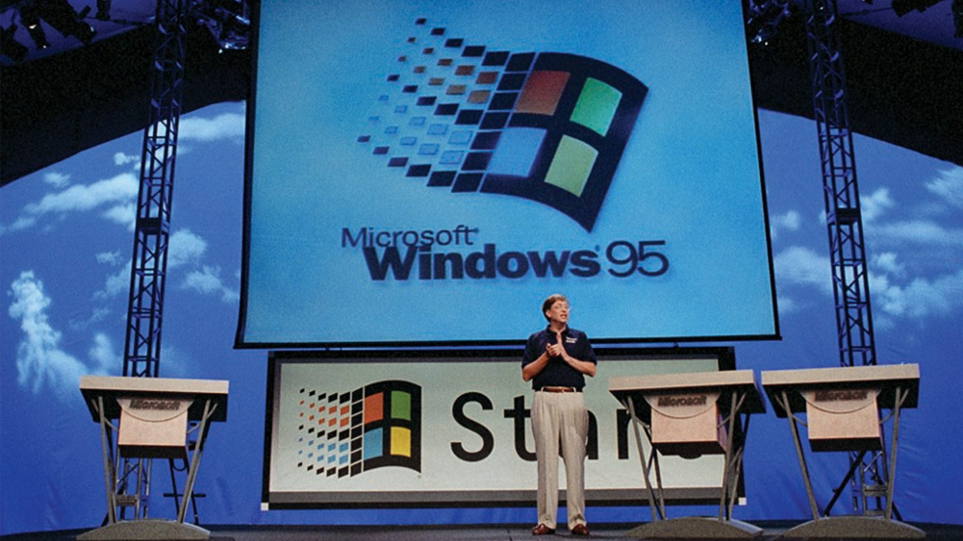 USA1750. NUEVA YORK (NY, EEUU), 03/04/2025.- Fotografía cedida por Microsoft donde aparece su cofundador Bill Gates mientras anuncia el sistema Windows 95 el 24 de agosto de 1995. Microsoft cumple 50 años este viernes, en su medio siglo la empresa ha pasado de tener dos empleados -sus fundadores Bill Gates y Paul Allen-, a más de un cuarto de millón de trabajadores en todo el mundo y una capitalización bursátil de 2,9 billones de dólares. EFE/Microsoft /SOLO USO EDITORIAL /NO VENTAS /SOLO DISPONIBLE PARA ILUSTRAR LA NOTICIA QUE ACOMPAÑA /CRÉDITO OBLIGATORIO /MÁXIMA CALIDAD DISPONIBLE