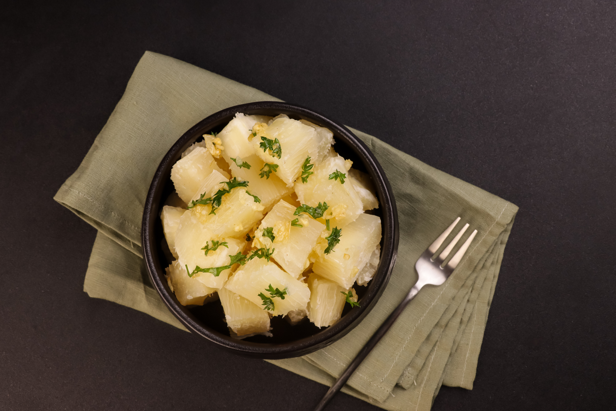 Yucas en mantequilla de ajo con carne de cerdo