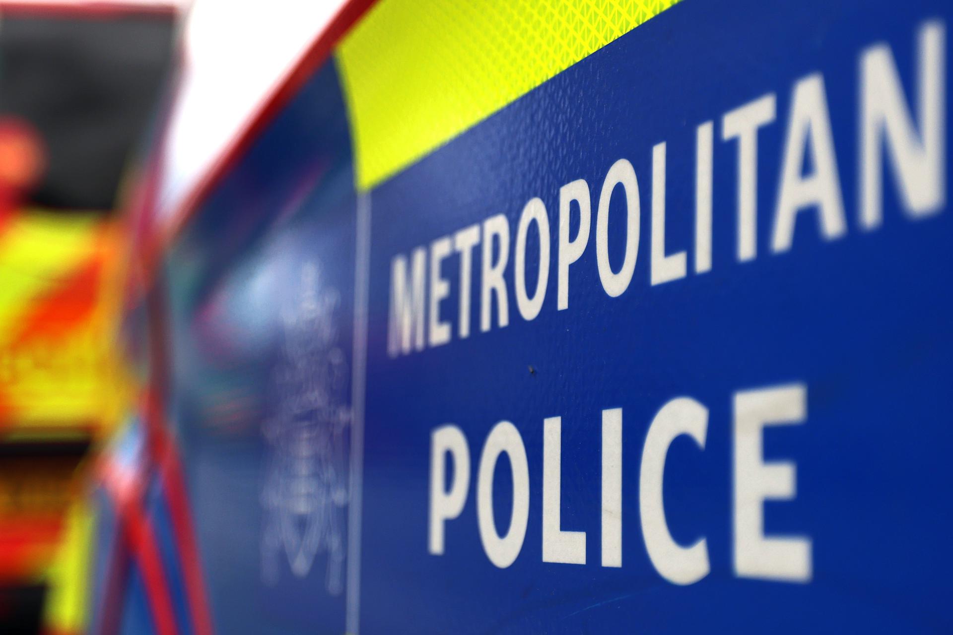 Quemó el Corán frente al consulado turco en Londres: esta fue su multa