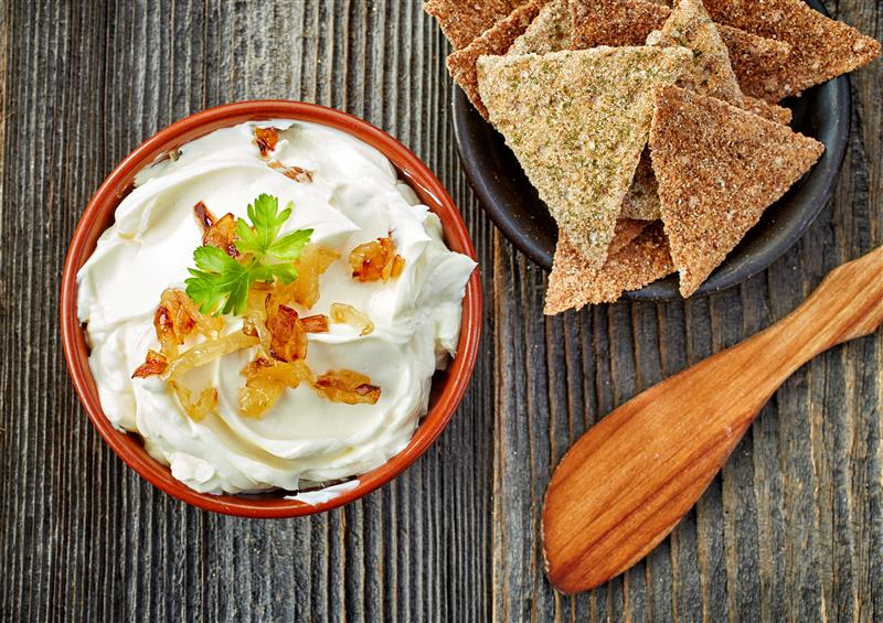 Esta es la receta para hacer un “dip” de cebolla caramelizada