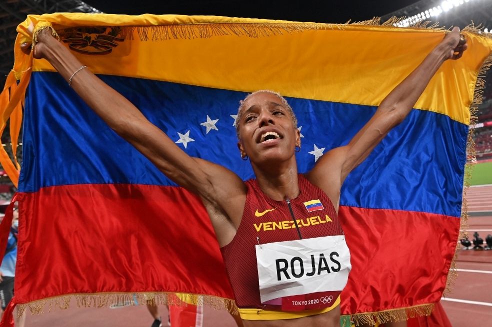 Yulimar Rojas no solo se colgó la medalla de oro en el salto triple de Tokio 2020, también hizo historia al superar la marca mundial y establecer un nuevo récord con un registro de 15,67 metros.