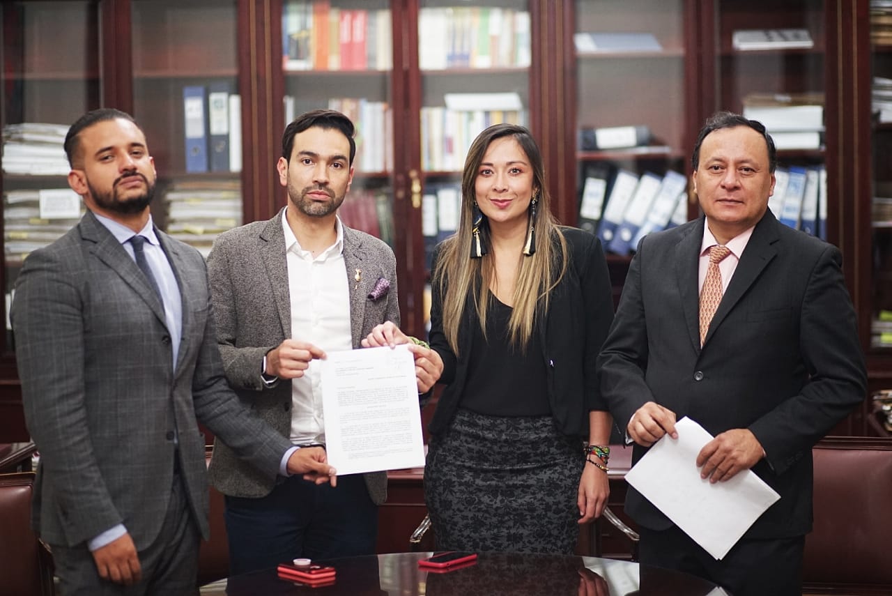 Los representantes Inti Asprilla, Mauricio Toro y Katerin Miranda, de la Alianza Verde, radicaron la proposición en la Secretaría de la Cámara.CortesíaPara la oposición, el ministro de Defensa “debió esperar un dictamen legista o un pronunciamiento detallado de la Fiscalía General de la Nación para no mentirle al país o a la opinión pública (…) Las crudas imágenes que la comunidad grabó y que se han difundido por redes sociales contrastan con las afirmaciones de Botero”.