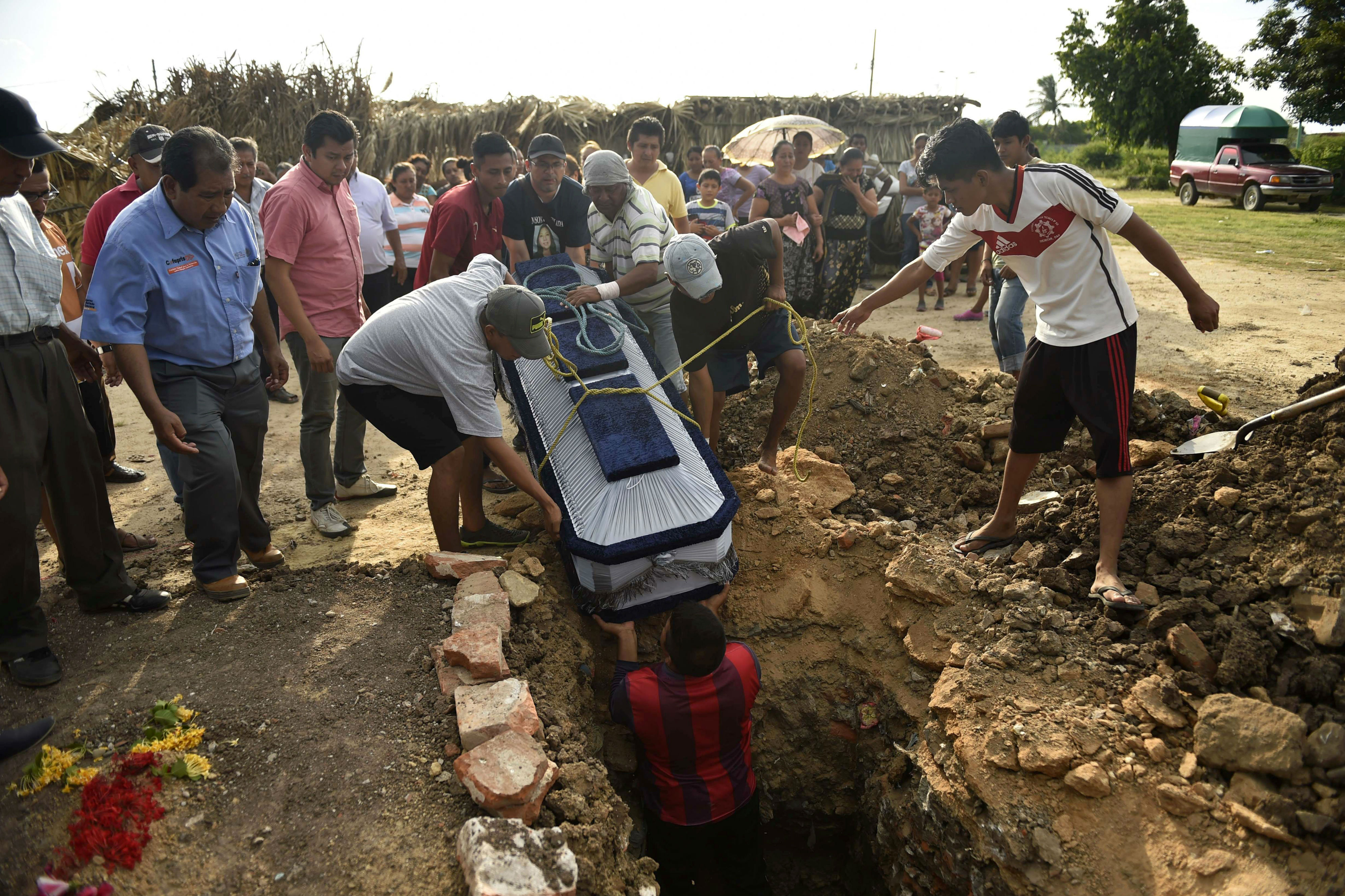 Aumenta a 61 el número de muertos tras el terremoto en México