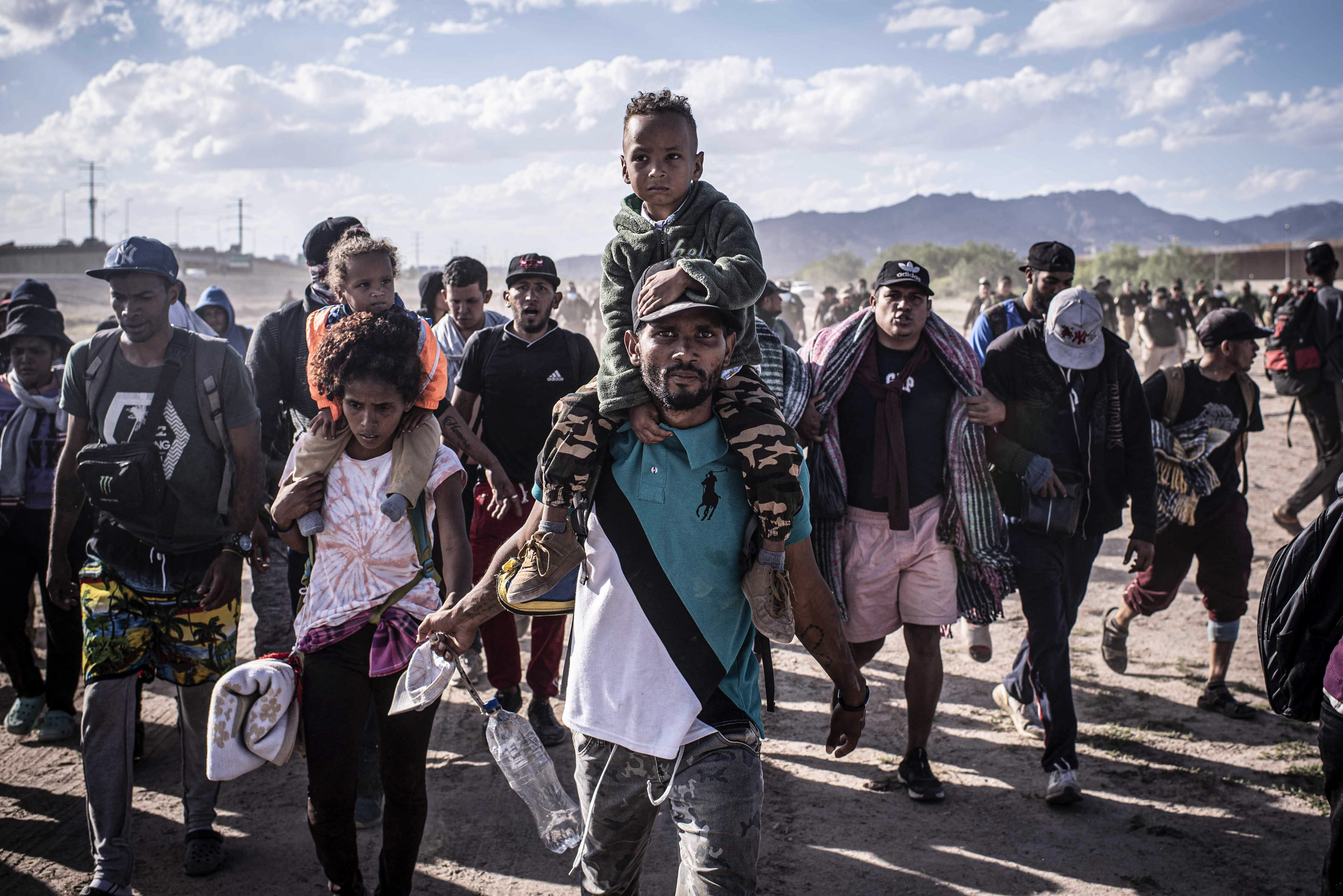 Después de bajarse del tren que los trajo esta ciudad fronteriza, centenas de migrantes, en su mayoría venezolanos, sorteando en su camino el encuentro con las autoridades de migración, se acercan a la barda que divide México de los Estados Unidos, en donde esperan la oportunidad para atravesarla y adentrarse en el país del norte.