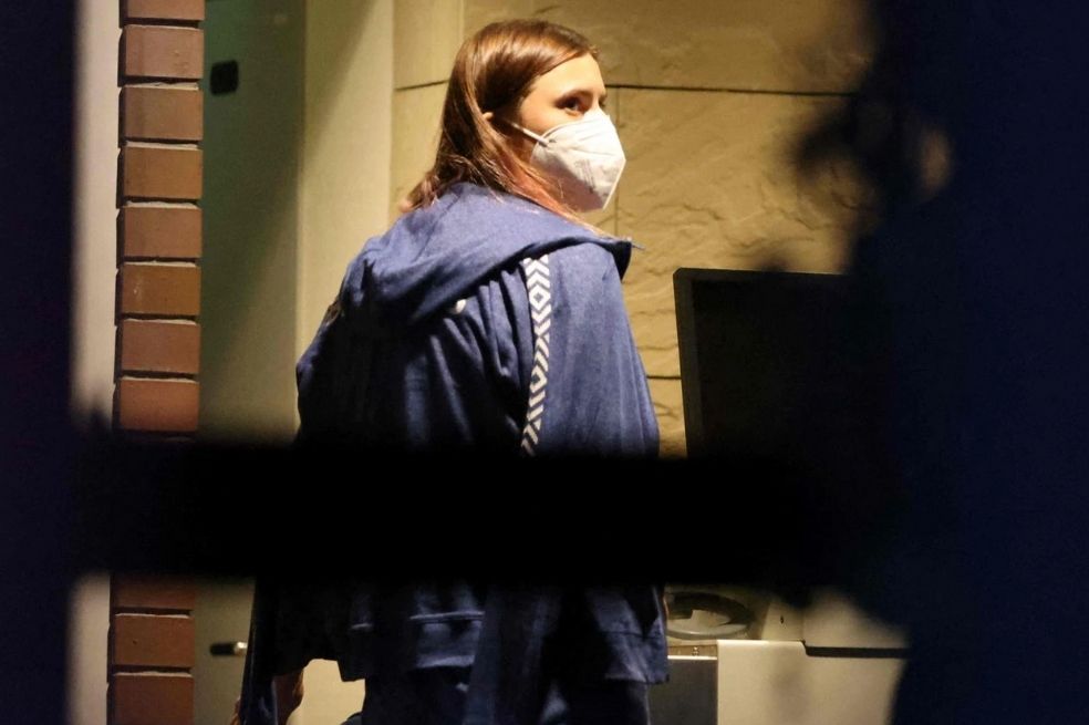 Krystsina Tsimanouskaya: De atleta a exiliada política. La bielorrusa llegó a Tokio 2020 a competir en los 100 y los 200 metros, pero el gobierno de su país quería obligarla a participar en los 4x400. Esto después de que la atleta criticara las violaciones a los derechos humanos del gobierno de Aleksandr Lukashenko. Tras negarse, desde Bielorrusia intentaron repatriar a Tsimanouskaya a la fuerza, pero la atleta logró escapar y consiguió asilo político en Polonia.