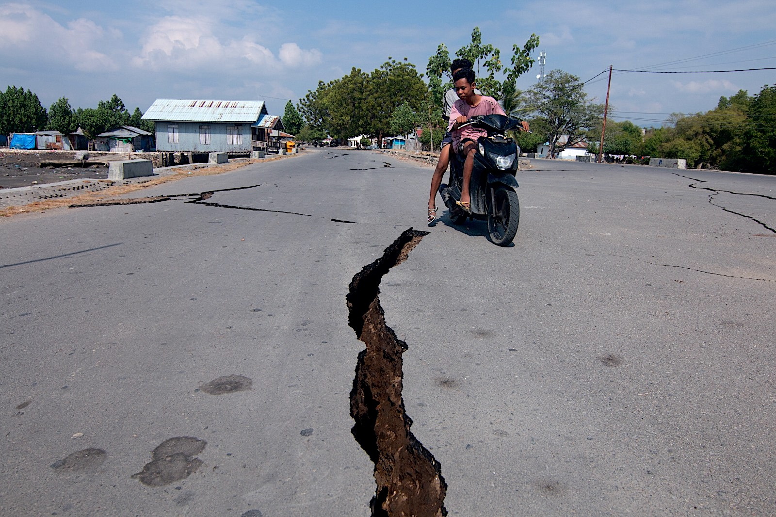 Terremoto en Indonesia: equipos de rescate no han podido acceder por derrumbes en carreteras