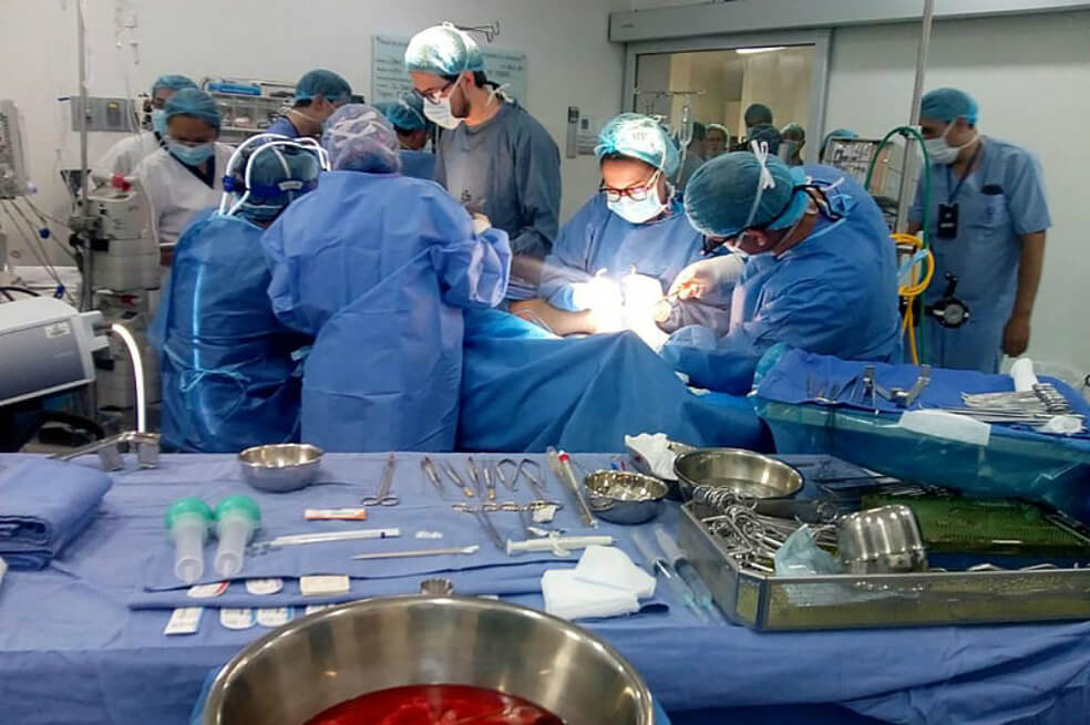 Carol Mariana, la niña más joven en recibir implante de corazón artificial en Colombia