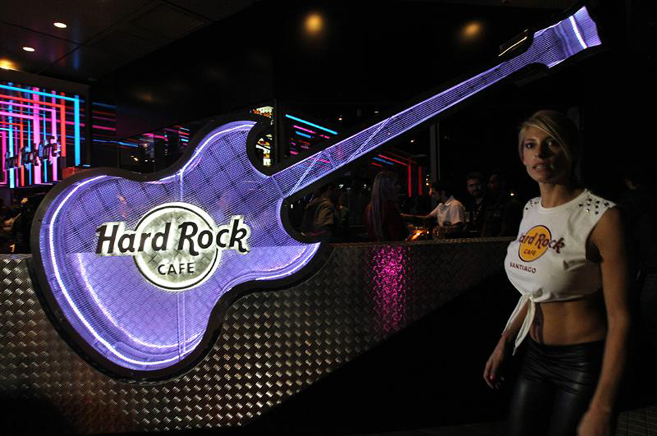 Con bandas de rock se inaugura en Santiago de Chile el Hard Rock Cafe
