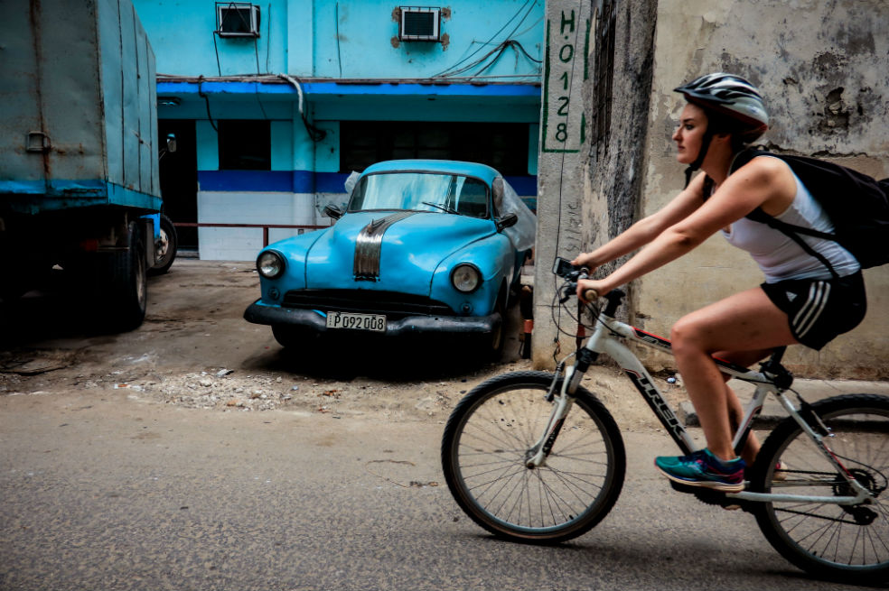 Entre la necesidad y el ingenio, la bici vuelve a estar de moda en Cuba