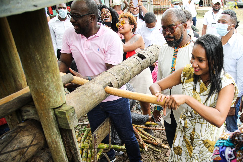 Viajamos a Buenaventura a conocer cómo se realiza el Viche, una bebida ancestral.