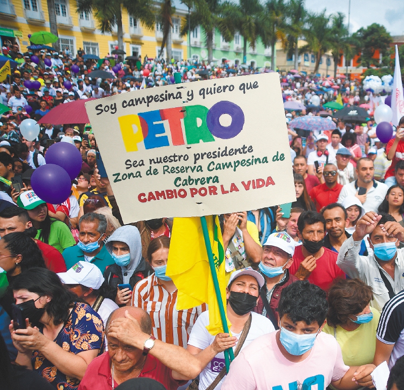 Según la reciente encuesta Invamer, Petro lidera la intención de voto con 40.6 %.