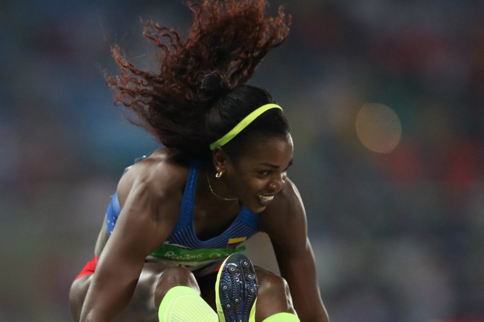 Caterine Ibargüen salta en la final del salto triple, en Río 2016. / EFE