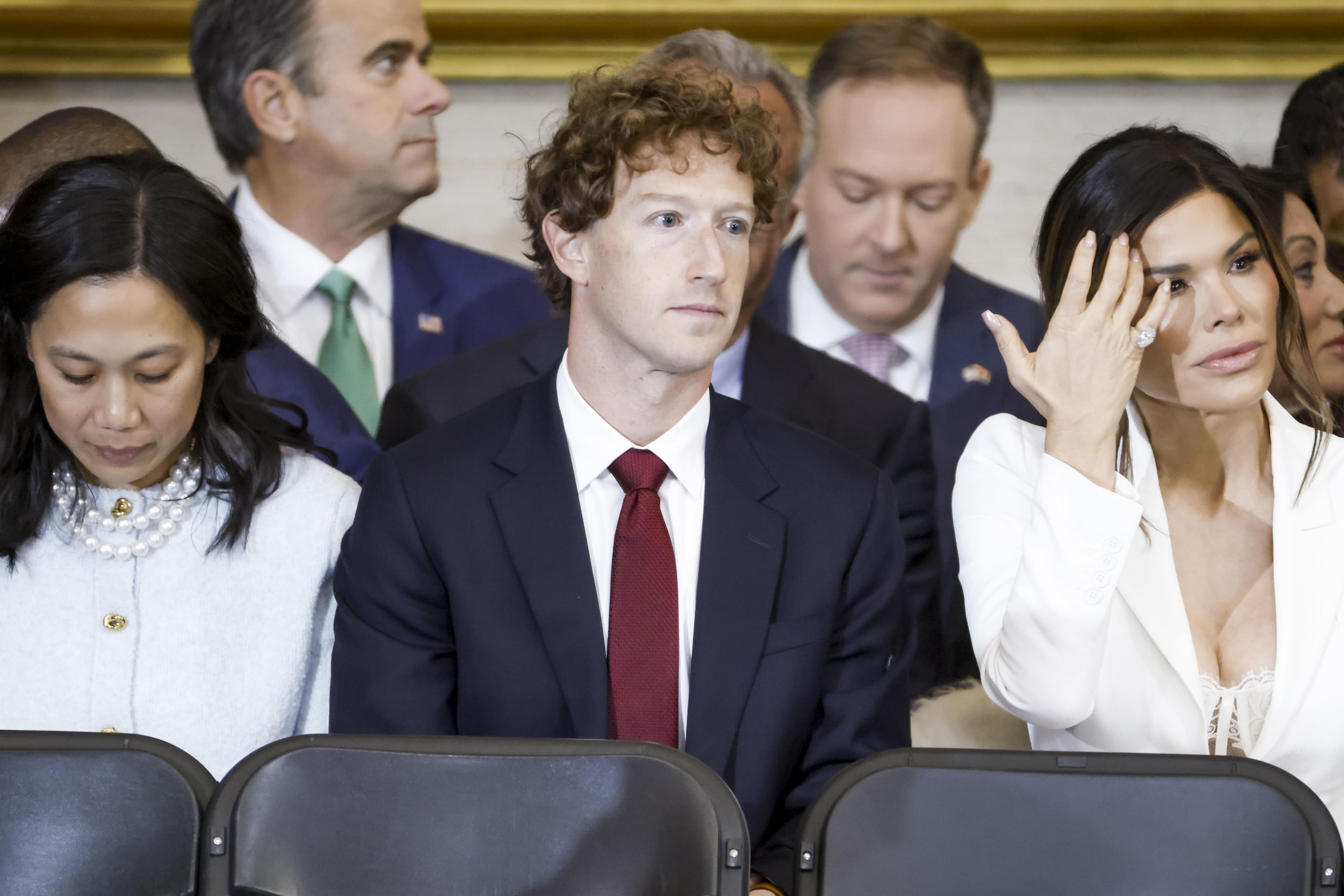 Washington (United States), 20/01/2025.- (L-R) Priscilla Chan, Meta CEO Mark Zuckerberg, and Lauren Sanchez, among other dignitaries, attend Donald Trump'Äôs inauguration as the next President of the United States in the rotunda of the United States Capitol in Washington, DC, USA, 20 January 2025. Trump, who defeated Kamala Harris, is being sworn in today as the 47th president of the United States. (Estados Unidos) EFE/EPA/SHAWN THEW / POOL