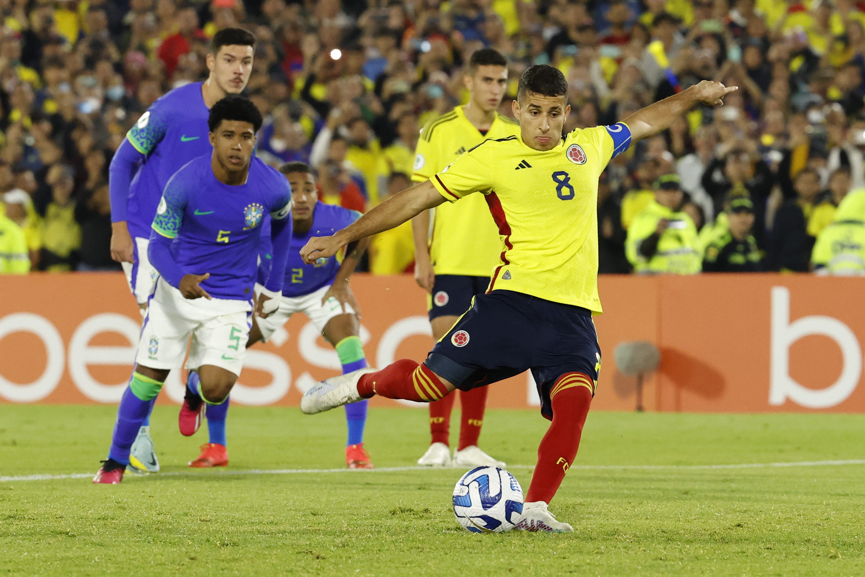 AMDEP1394. BOGOTÁ (COLOMBIA), 09/02/2023.- Gustavo Puerta de Colombia patea un penalti hoy, en un partido de la fase final del Campeonato Sudamericano Sub'20 entre las selecciones de Colombia y Brasil en el estadio El Campín en Bogotá (Colombia). EFE/ Mauricio Dueñas Castañeda