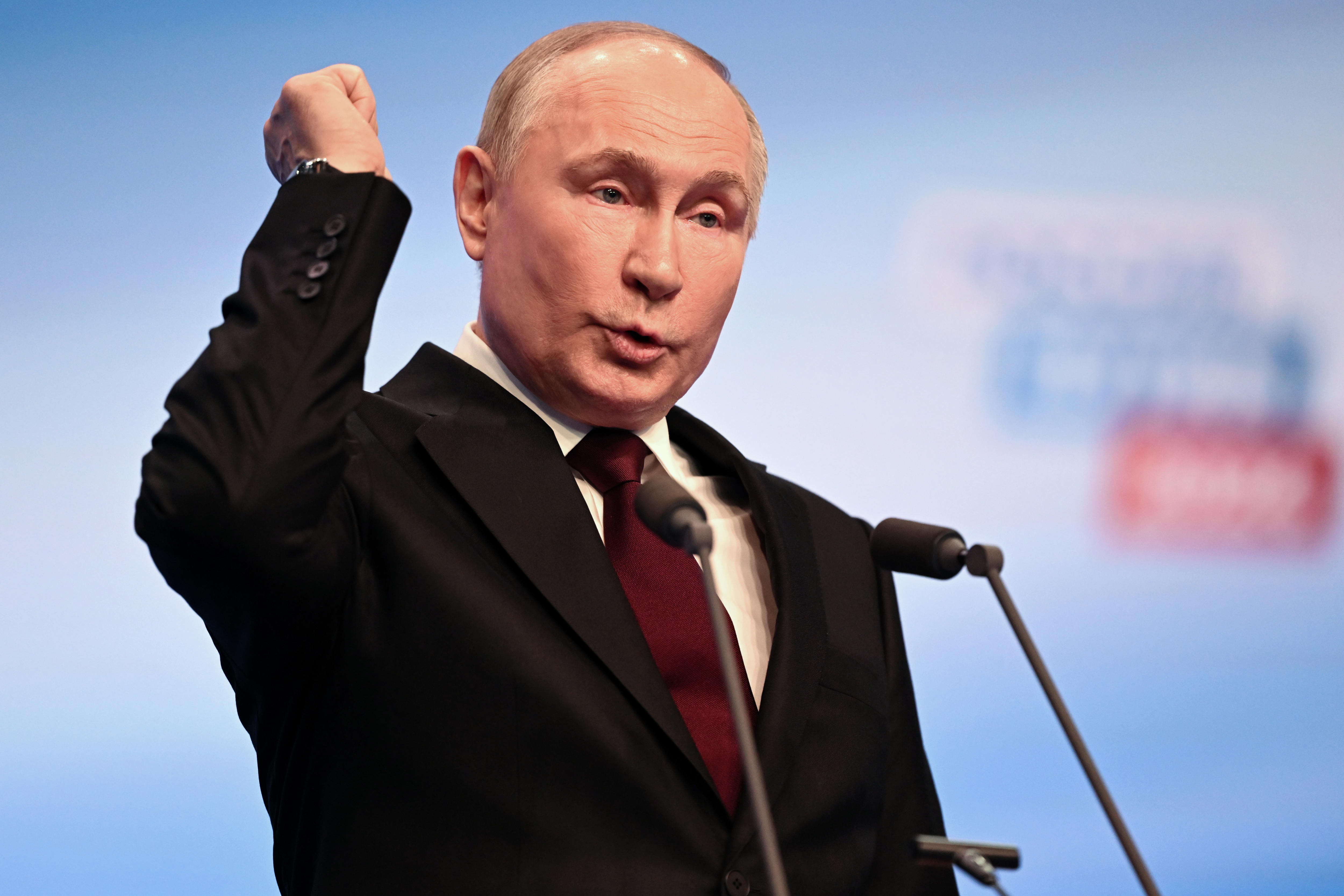 Moscow (Russian Federation), 17/03/2024.- Russian President and presidential candidate Vladimir Putin meets with the media at his campaign headquarters in Moscow, Russia, 18 March 2024. Based on the results of processing more than 70 percent of the protocols, Vladimir Putin is the leader in the presidential elections of the Russian Federation with 87.16 percent of the votes, according to the CEC data. (Elecciones, Rusia, Moscú) EFE/EPA/MIKHAIL METZEL/SPUTNIK/KREMLIN POOL MANDATORY CREDIT