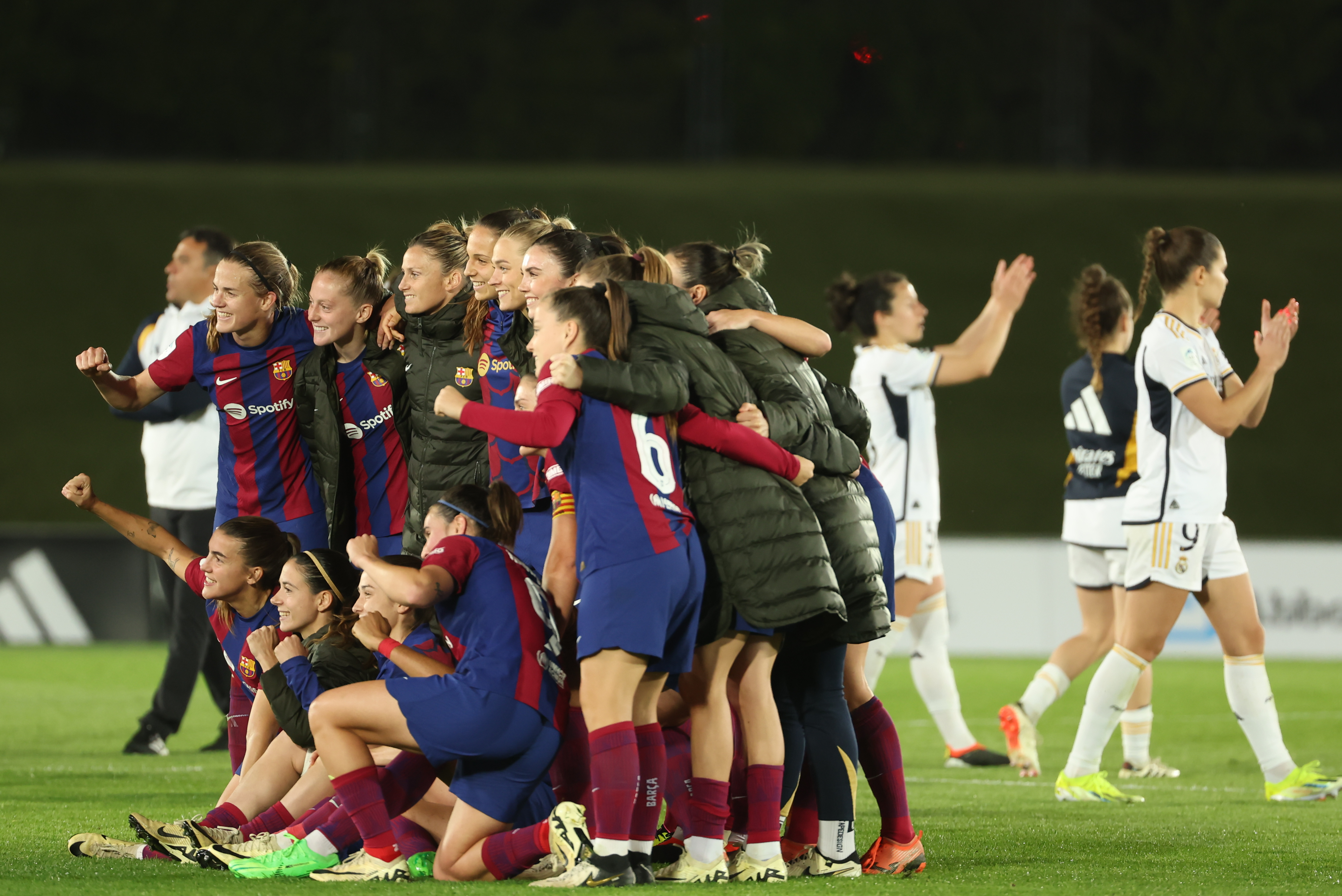 MADRID, 24/03/2024.- Las jugadoras del Barça celebran su triunfo por 0-3 ante el Real Madrid en el encuentro de la jornada 21 de Liga F, este domingo en el estadio Alfredo Di Stéfano en Madrid. EFE/Kiko Huesca