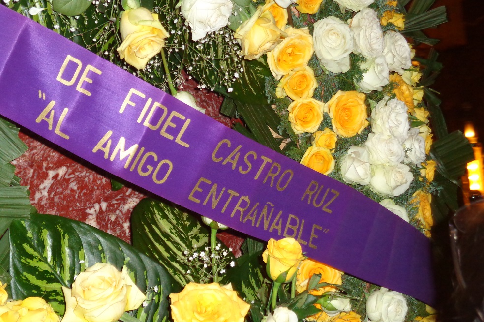 No le pudimos decir adiós, pero valió la pena esperar y ver el recinto que albergó al autor de genialidades como esta: “La literatura de ficción la inventó Jonás cuando convenció a su mujer de que había vuelto a casa con tres días de retraso porque se lo había tragado una ballena”. El funeral del Papá Grande había concluido. Los rezagos de la ceremonia permitieron que muchos soñaran y del piso levantaran mariposas amarillas de papel, para sentir una relación con Gabo, al hacerlas volar nuevamente.