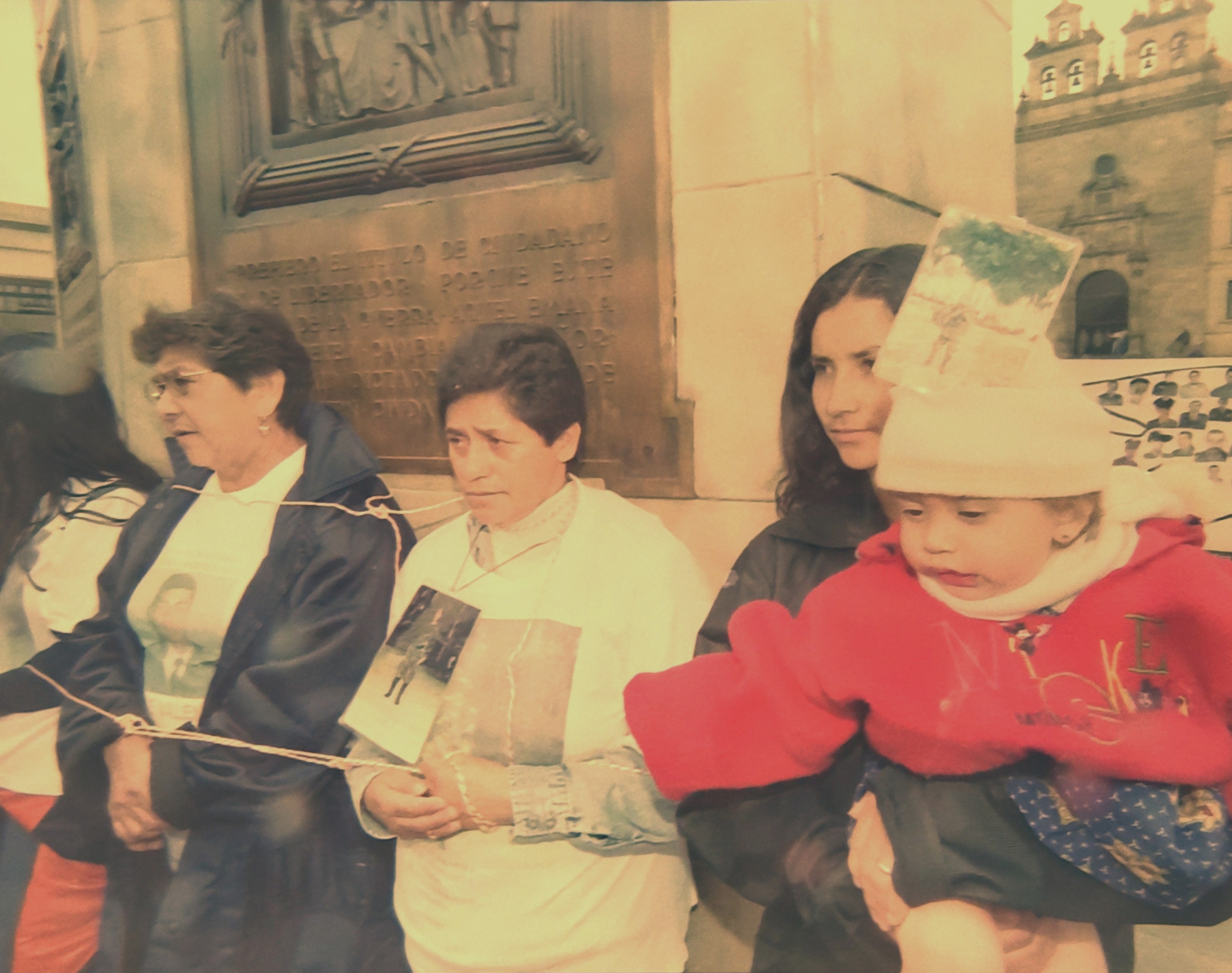 Integrantes de Asfamipaz se tomaron la iglesia del 20 de julio y la Catedral Primada de Bogotá, para llamar la atención del gobierno sobre la urgencia de llegar a un acuerdo con las Farc para la liberación de sus seres queridos.