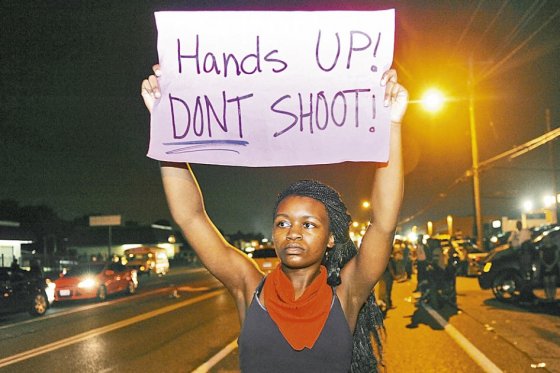 Exoneran al policía estadounidense que asesinó a afroamericano en Ferguson