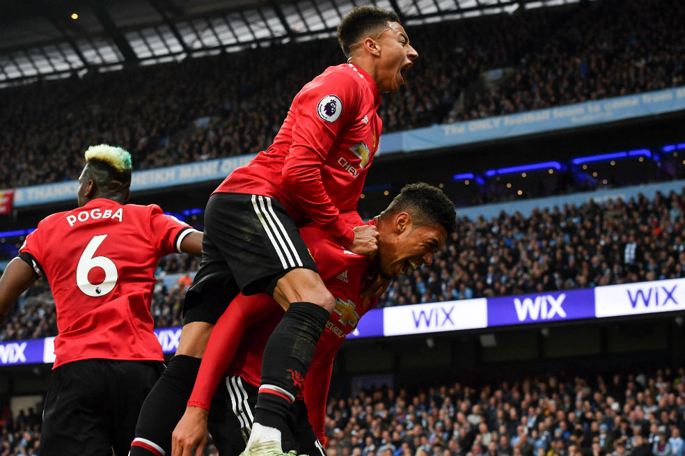 El United remontó, se llevó el derbi de Mánchester y aplazó el título del City