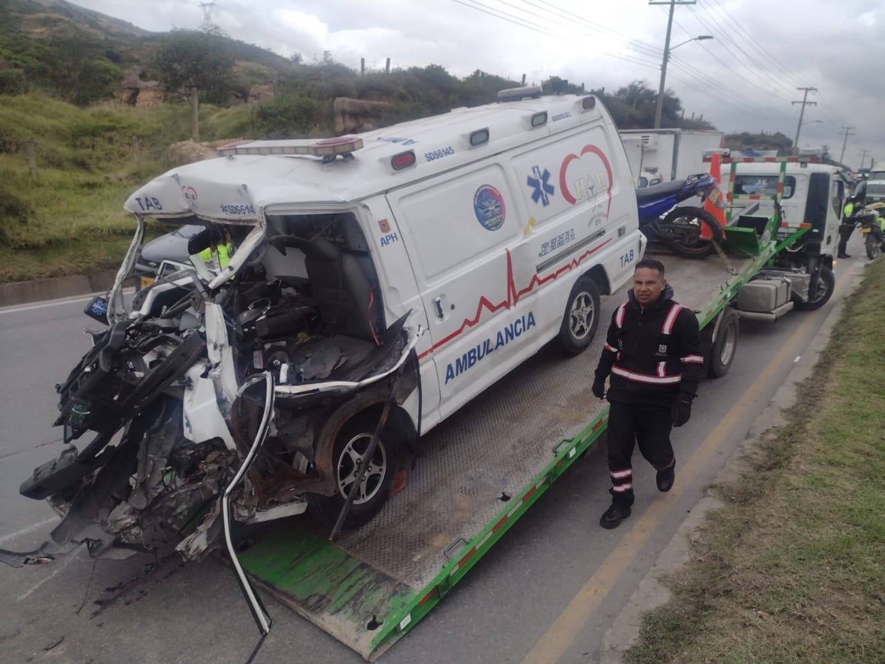 Siniestro en la av. Boyacá, entre una ambulancia y un tractocamión, dejó un herido