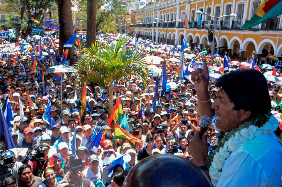 Evo Morales durante discurso frente a sus simpatizantes.AFPMorales, quien cumple 60 años este sábado, expresó su malestar por el trabajo de los observadores de la OEA, insinuando que promovía un presunto golpe de Estado. "No quiero creer que la misión de la OEA está con el golpe de Estado", dijo en una rueda de prensa.