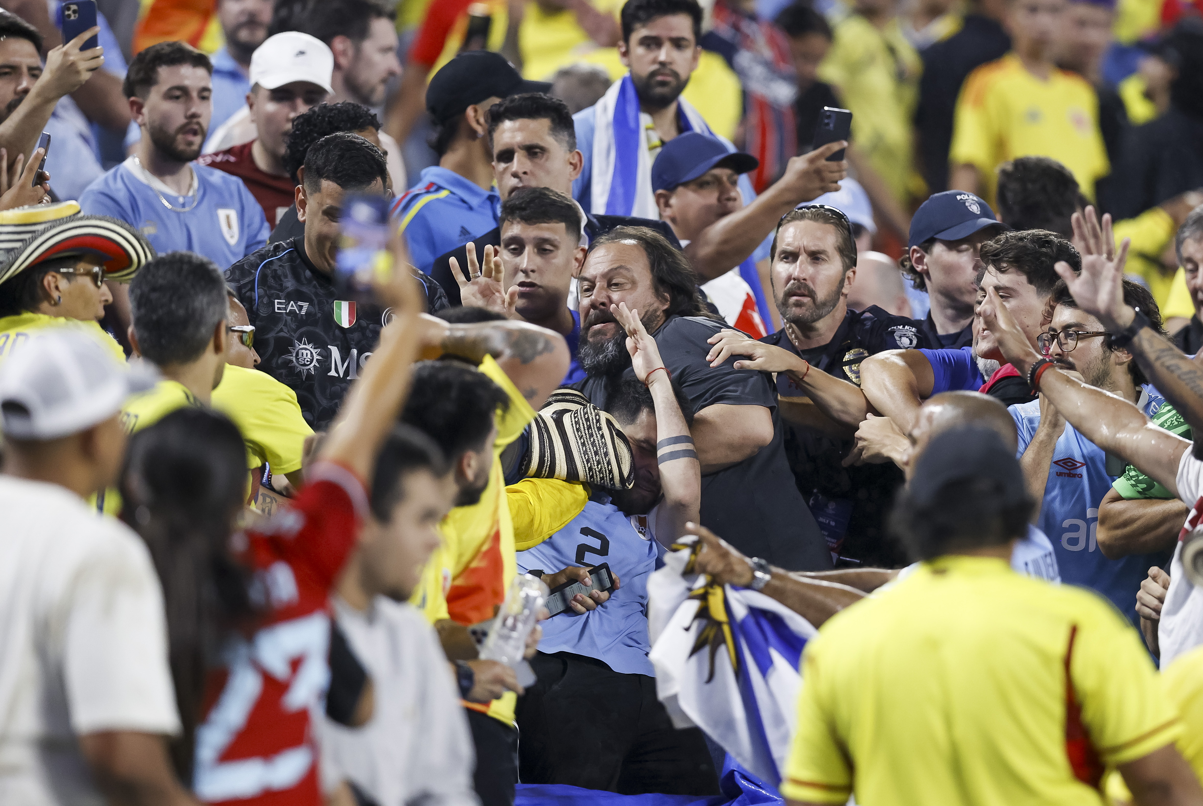 Charlotte (United States), 10/07/2024.- Fans scuffle after the CONMEBOL Copa America 2024 semi-finals match between Uruguay and Colombia in Charlotte, North Carolina, USA, 10 July 2024. EFE/EPA/BRIAN WESTERHOLT