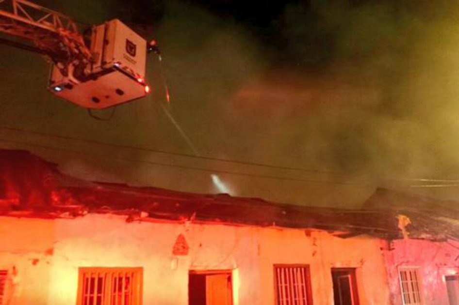 Bomberos atienden incendio en bodega del centro de Bogotá