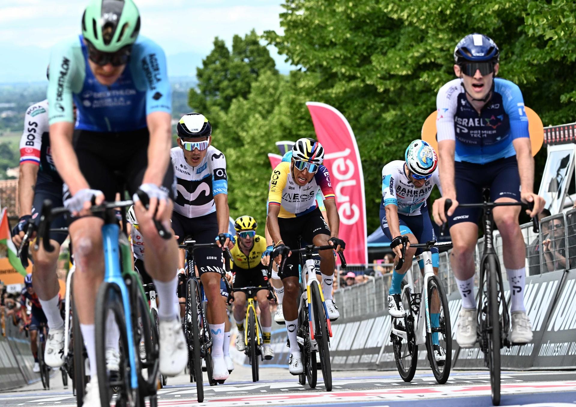 VICENZA (Italy), 23/05/2025.- Colombian rider Egan Bernal (C) of INEOS Grenadiers team crosses the finish line during the 13th stage of the Giro d'Italia cycling tour, over 180km from Rovigo to Vicenza, Italy, 23 May 2025. (Ciclismo, Italia) EFE/EPA/LUCA ZENNARO
