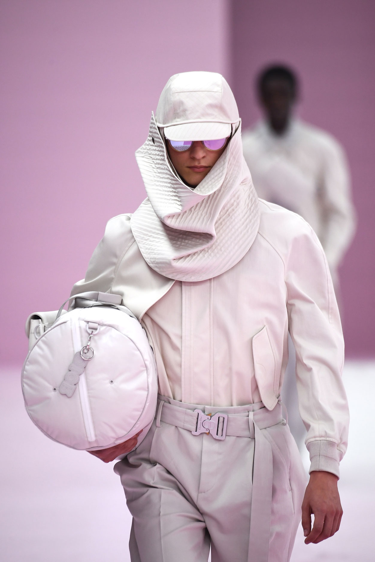 Kim Jones presentó para la próxima primavera-verano trajes de corte perfecto, con tonos pasteles y uniformes. Repitió las bandas que cuelgan de un lado de la solapa o se cruzan para cortar la monotonía del traje que ya presentó en su última colección de enero.