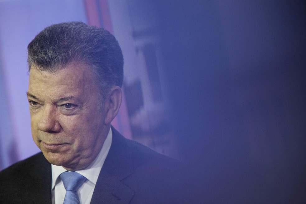 Expresidente Santos fue insultado en un avión